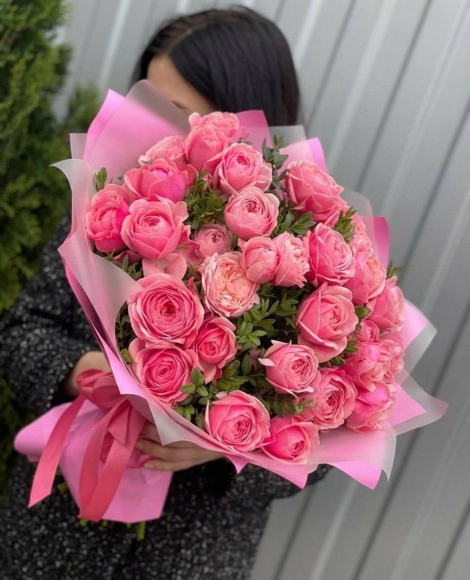 Моно-букет из розовых кустовых роз